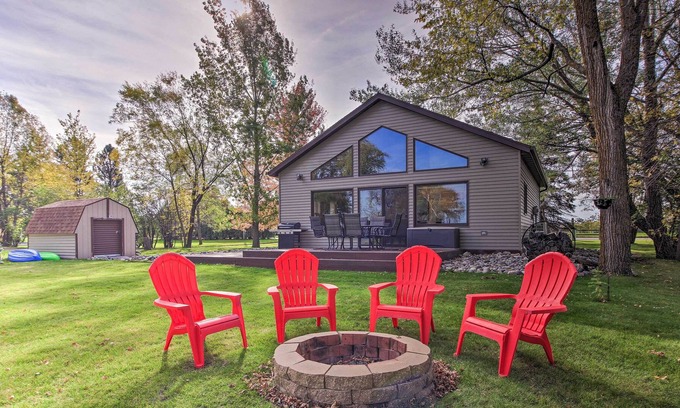 Detroit Lakes Cabina | ¡NUEVO! Cabaña frente al mar en los lagos de Detroit con cubierta + patio