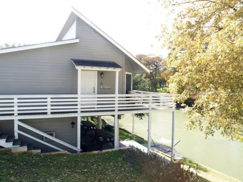 New Braunfels Casa | Waterfront Cabin Rental on the Banks of the Guadalupe River near San Antonio, Texas