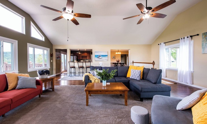 Warsaw Casa | Waterfront Cabin w/ A View! Large Family Retreat + Pet-Friendly