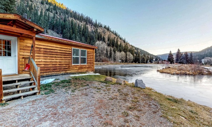 South Fork Cabina | ¡NUEVO LISTADO! Cabina espaciosa frente al mar con jacuzzi, terraza amueblada y estufa de leña