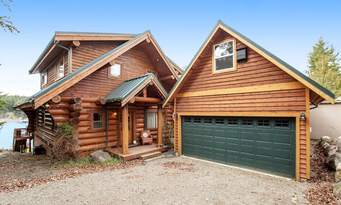 Allyn-Grapeview Cabina | Waterfront cabin with bikes, expansive deck, grill, firepit, W/D, & theater room