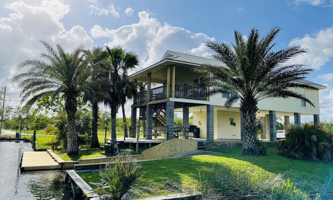 Shoreline Park Casa | Waterfront Camp in Jourdan River Estates