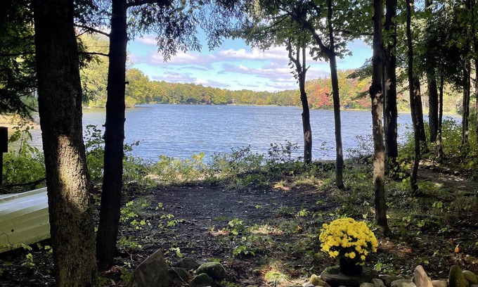 Bliss Alquiler De RV | Waterfront camper in Adirondack-like setting