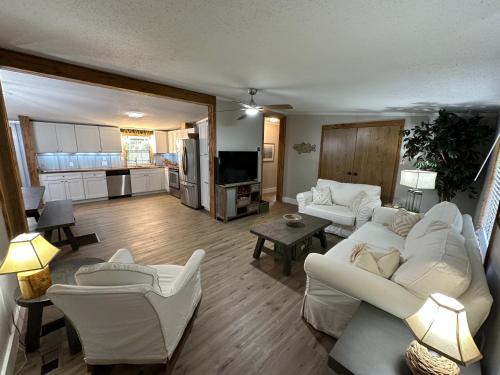 Satsuma Casa | Waterfront Canal in Satsuma Florida