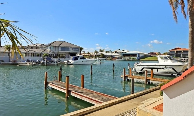Halls Head Casa | Waterfront Canal Property - Close to Foreshore, Shopping Precinct and Cafes