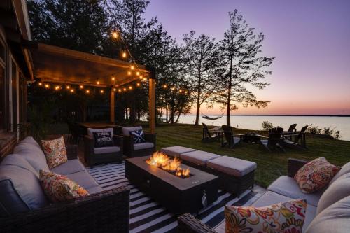 North Port Casa | Waterfront Casa in wine County with SAUNA and HOT TUB