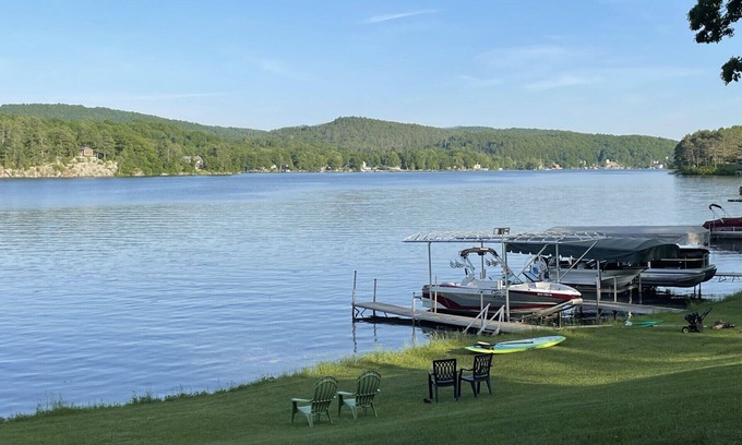Castleton Chalet De Esquí | Waterfront Chalet with expansive views of lake & mountains.
