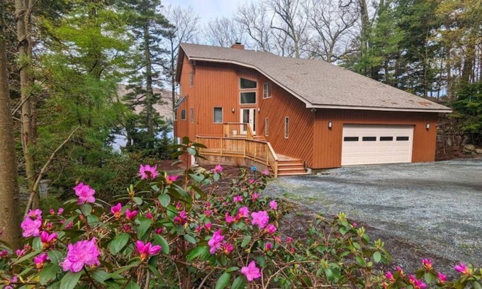Newbury Casa | Waterfront Charm on Lake Sunapee