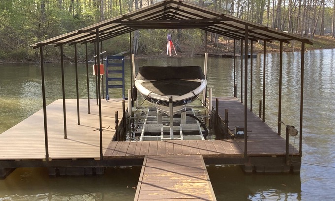 Gumlog Cabina | Waterfront Charmer: Historic log cabin on quiet cove