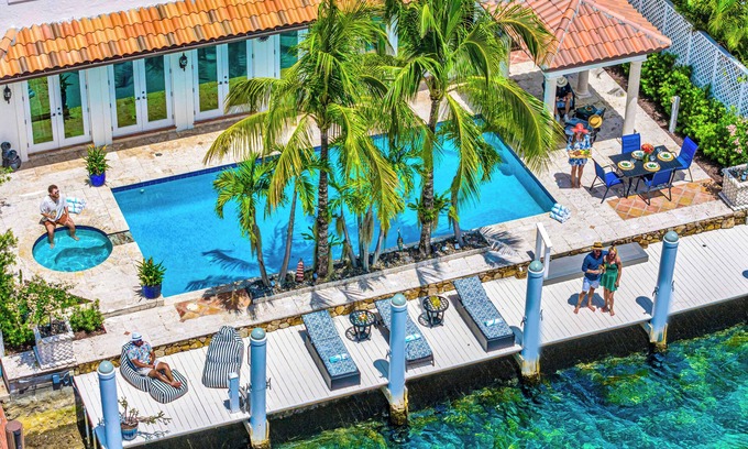 East Fort Lauderdale Villa | Waterfront / Close to Beach / Heated Pool / Canal View & Access / Poinciana Key / VlLLAS