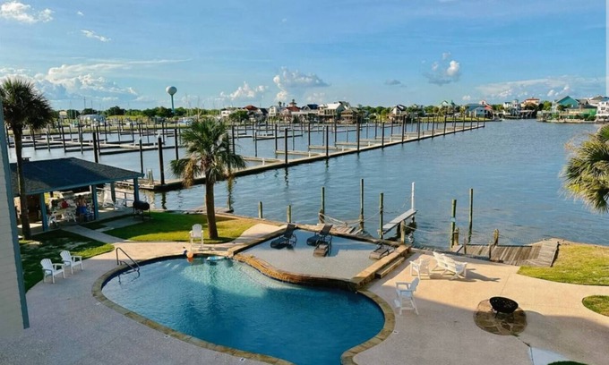Port Arthur Apartamento | Waterfront Comfy Condo