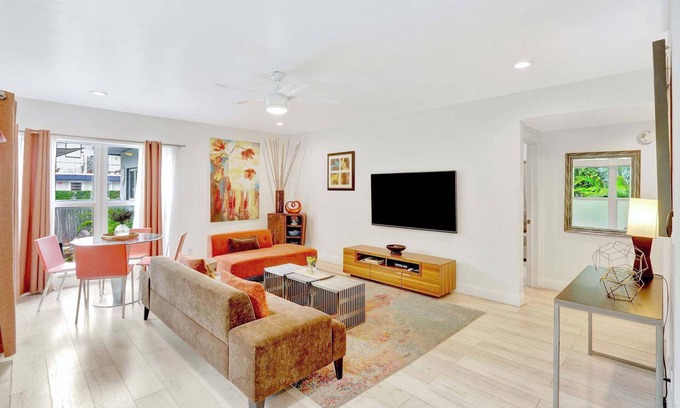 Hendricks and Venice Isles Apartamento | Waterfront Condo | Pool | Walk to Las Olas Beach