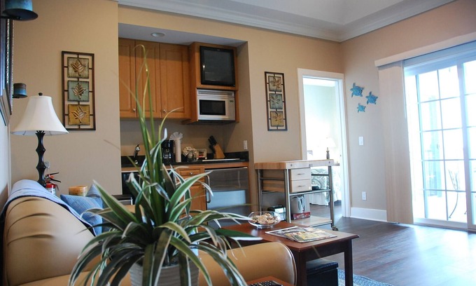 Greenport West Condominio | Waterfront Condo C204 en el Cliffside Resort con increíbles vistas al agua y al atardecer