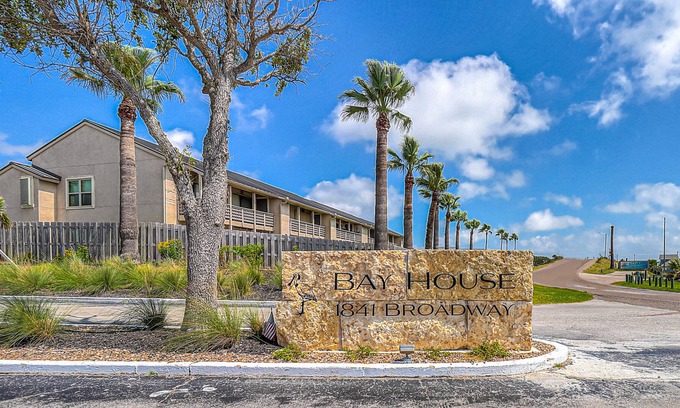 Harbor Oaks Casa | Waterfront condo in Bay House community with pools and dock