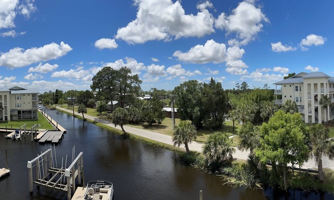 Suwannee Condominio | Waterfront Condo in Suwannee, Florida with private dedicated boat slip