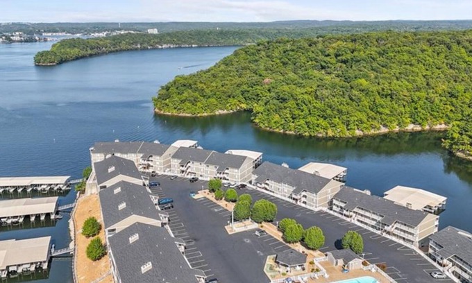 Osage Beach Condominio | Waterfront Condo Lake of the Ozarks Surrounded by State Park Boat Slip available