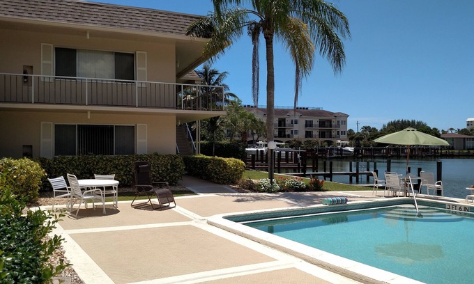 Coquina Sands Condominio | Condominio frente al mar cerca de Lowdermilk Park en Nápoles FL