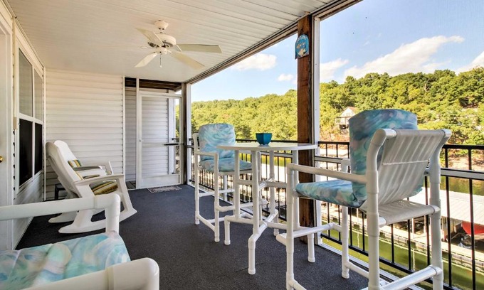 Lakeland Apartamento | Waterfront Condo on Lake Ozark with Boat Slip and Pool