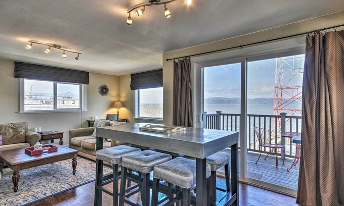 Astoria Condominio | ¡NUEVO! Condominio frente al mar en el muelle en el centro de Astoria!