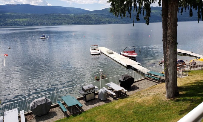 Anglemont Condominio | Waterfront condo on the sunny side of Shuswap Lake!