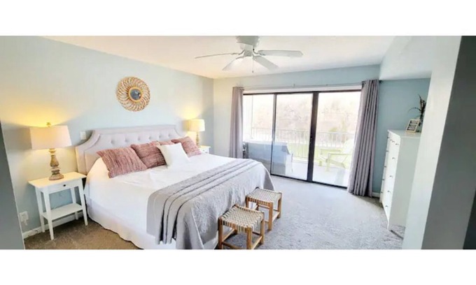 Osage Beach Condominio | ☆WATERFRONT CONDO☆ Sleeps 5 + 2 pools + FREE Boat Slip + Child Friendly!