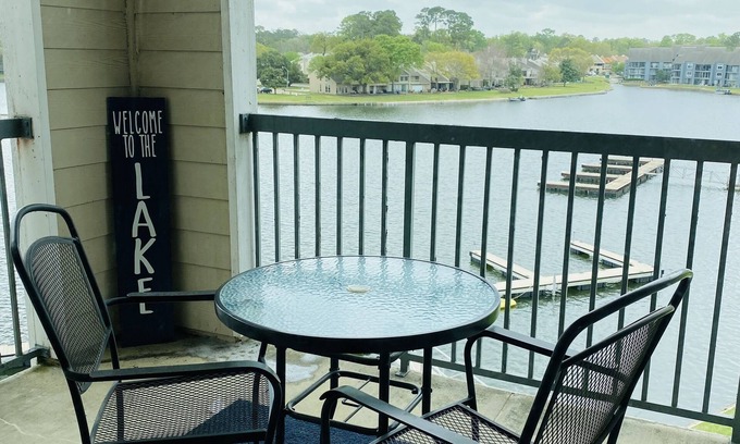 Walden on Lake Conroe Condominio | Condominio frente al mar con piscina privada y vistas increíbles!