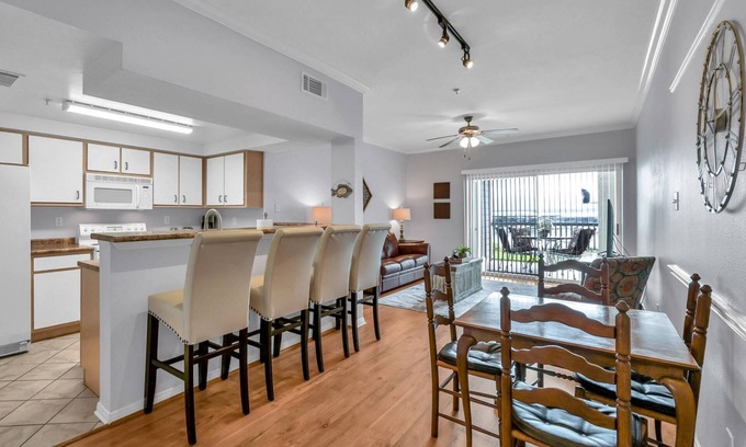 Walden on Lake Conroe Condominio | Waterfront Condo with Patio, Pool Access & Walk to Dining—Perfect for Your Next Relaxing Getaway!
