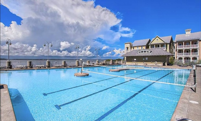 Sunset Island Condominio | Waterfront condo with balcony, fireplace, AC, W/D, WiFi, indoor & outdoor pools