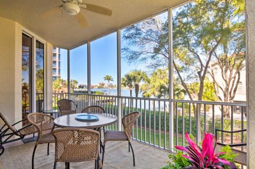 Vanderbilt Beach Apartamento | Waterfront Condo with Lanai and Views - Walk to Beach!
