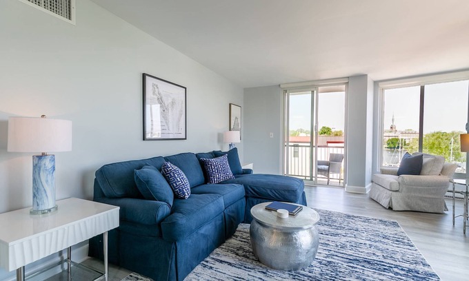 Eastport Condominio | Waterfront Condo with Rooftop Pool, Spa Creek Views & Prime Eastport Location with Parking