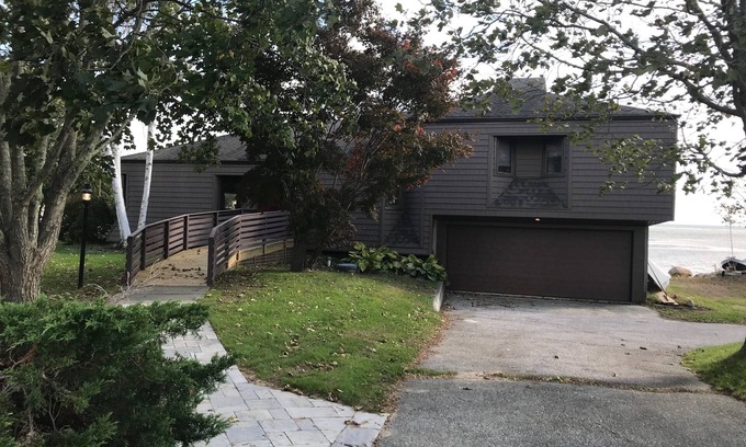Waterford Casa | Waterfront Contemporary w / Dock con vistas a Long Island Sound