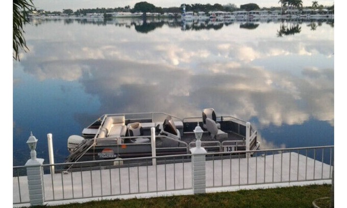 Pembroke Park Casa | Waterfront cottage with 3 bedrooms & 3 beds