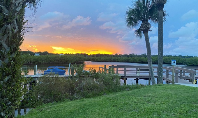 New Smyrna Beach Condominio | Waterfront Cottage - Your perfect Retreat to Rest and Relax on the River!