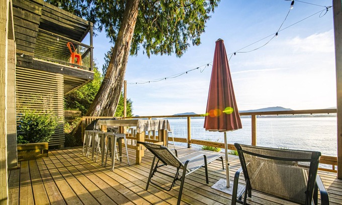 Vancouver Cabina | Waterfront Cottage with Superb Coastline Views