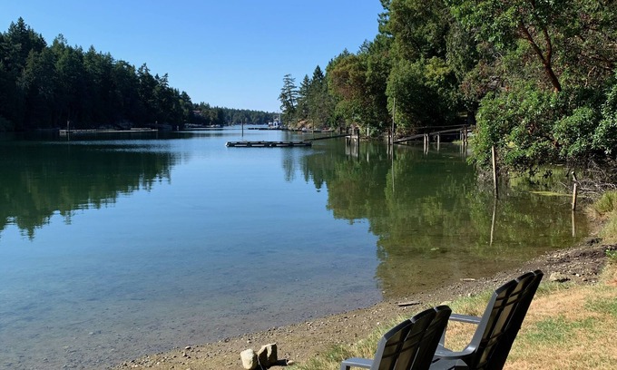 Sturdies Bay Cabaña | Lovely Waterfront Cottage, reserve su escapada ahora!