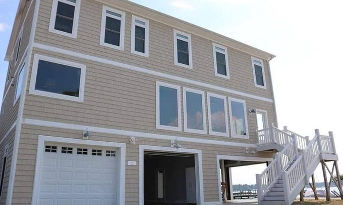 White Lake Cabaña | Waterfront Cottage!! Awesome Views of White Lake!!! This 4-bedroom home has all the features you would expect in a luxury waterfront cottage, and this location puts you a very short walk to Goldston's Beach Pavilion.