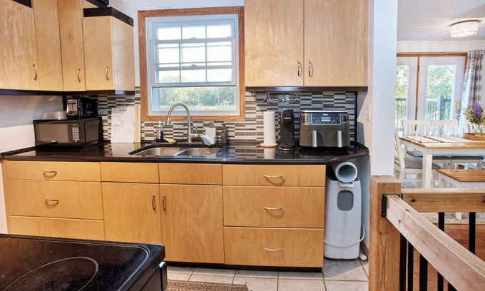Quinte West Cabaña | Waterfront Cottage with Salt Water HOT TUB! Directly on the Trent-Severn.