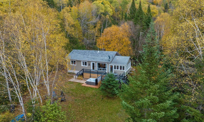 Saint Zenon Chalet De Esquí | Waterfront cottage and spa