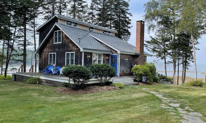 Tenants Harbor Casa | Waterfront Cottage in Maine with Breathtaking Views