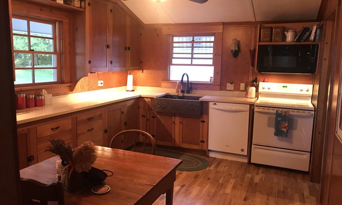 Alanson Cabaña | Waterfront Cottage on Burt Lake