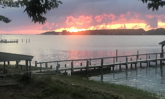 Davis Wharf Cabaña | Waterfront cottage on Occohannock Creek w/ beautiful Chesapeake Bay sunset views