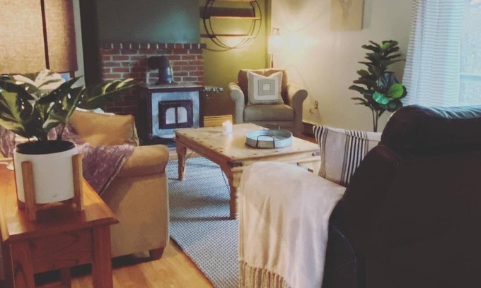Conway Casa | Waterfront Cottage on the Saco River and 10 minutes to skiing!