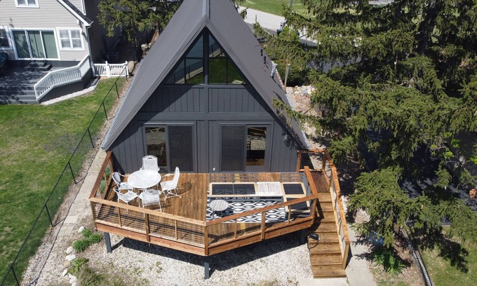 Rochester Casa | Waterfront Cottage on Lake Manitou - Sleeps 10