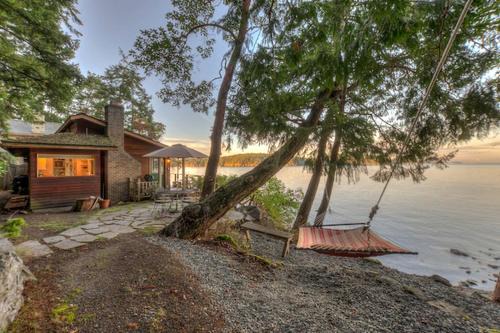 Deer Harbor Casa | Waterfront Cottage Rental with Spectacular Sunset Views on Orcas Island, Washington