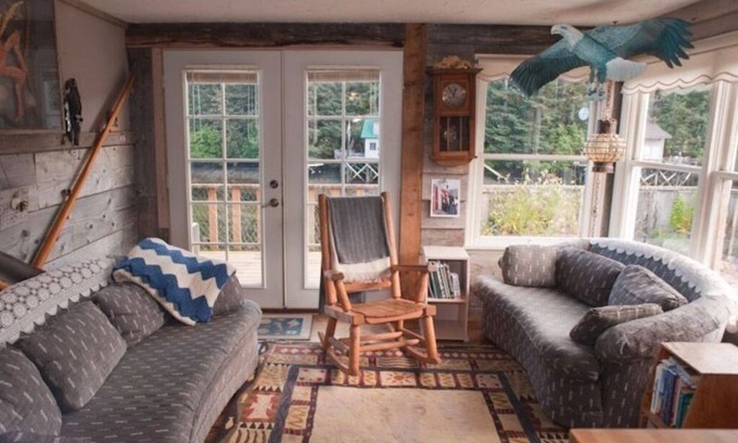 Seldovia Casa | WATERFRONT COTTAGE RENTAL