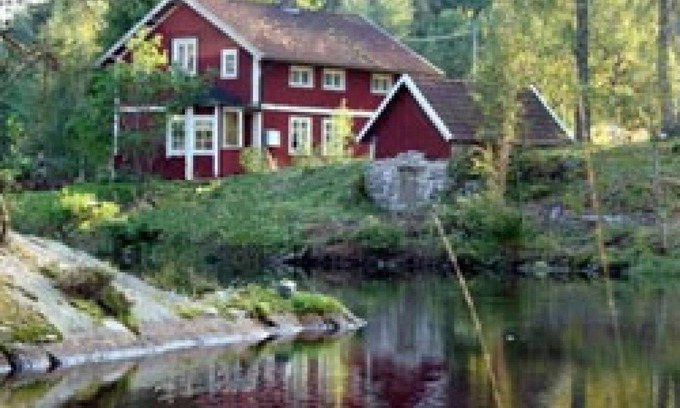 Skillingaryd Chalet De Esquí | Waterfront cottage with fishing opportunities