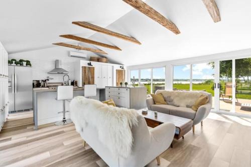 Pointe-du-Chene Chalet De Esquí | Waterfront Cottage 'The Dream' with Private Hot Tub