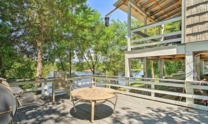 Fort Towson Cabaña | Waterfront Cottage in Fort Towson w/ 2 Decks!
