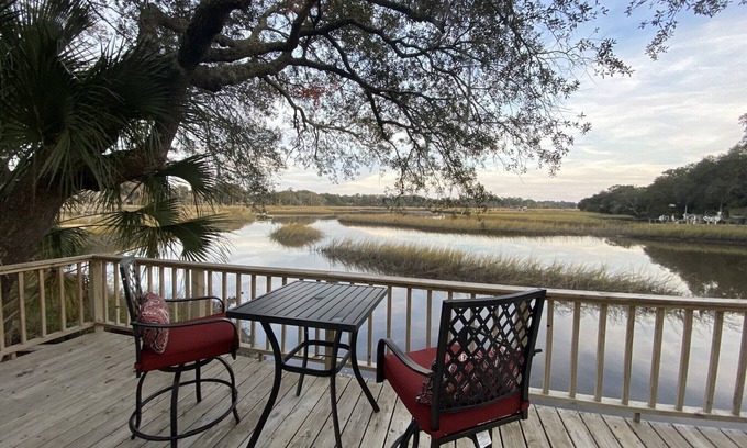 Girvin Casa | Waterfront Cottage * Deep Water Dock * Fishing * Spectacular Sunrises