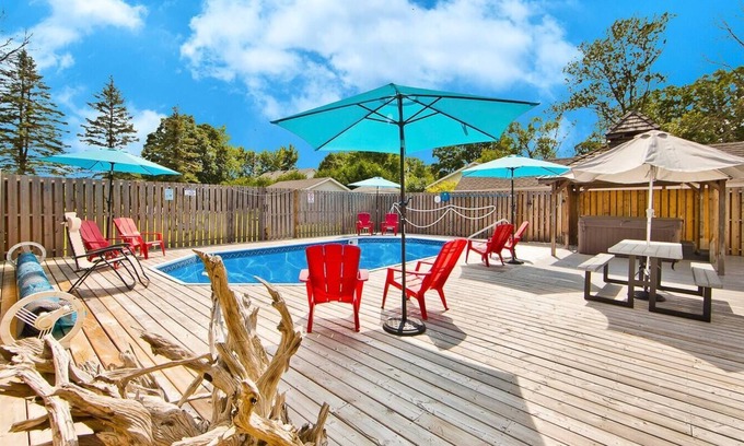 Quinte West Cabaña | Waterfront Cottage with pool, hot tub & Fire Pit